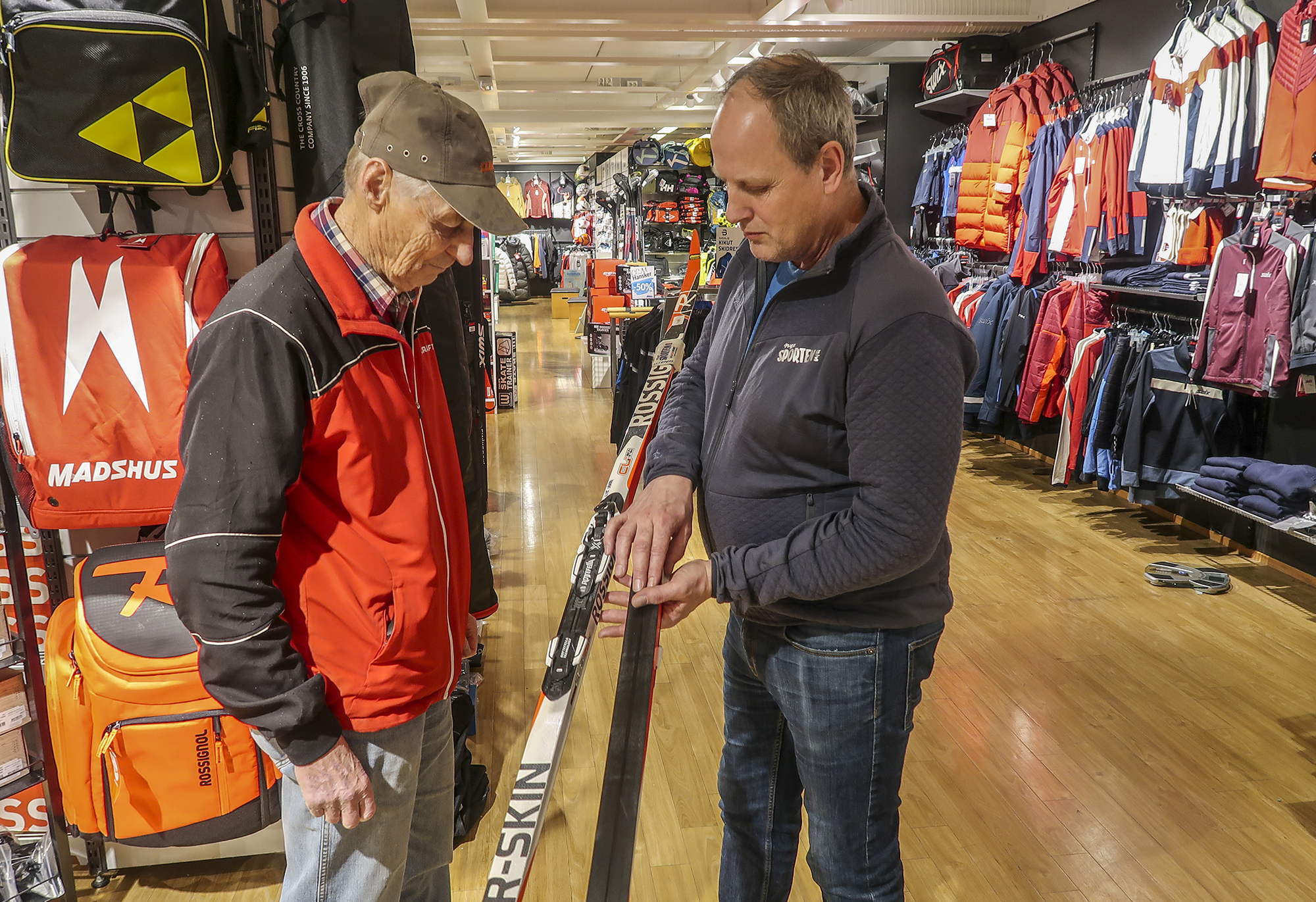 Øivind Logna var innom Nye Sporten og Per Arne Tollefsbøl for å få preparert skiene sine til jul.