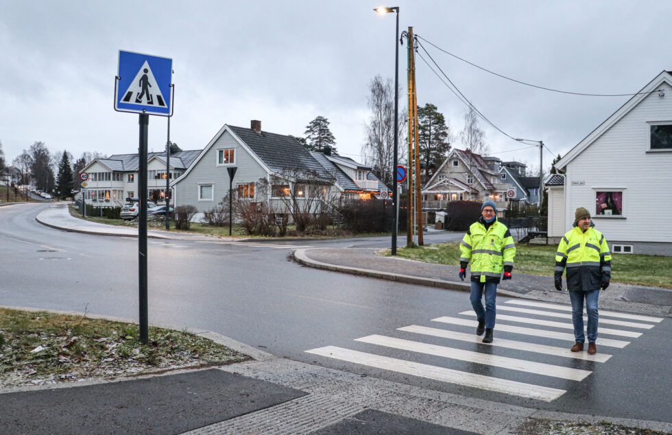 Andreas Fuglum (t.v.) fra Kongsvinger kommune og Arne Skybak fra Innlandet fylkeskommune samarbeider om å finne nye og nødvendige tiltak for å bedre trafikksikkerheten i det ulykkesbelastede krysset Eidemsgate/Parkvegen.