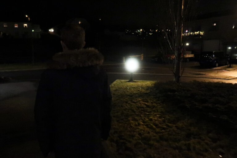 Sønnen til fornærmede fortalte i retten at tiltalte var en kontrollerende person.