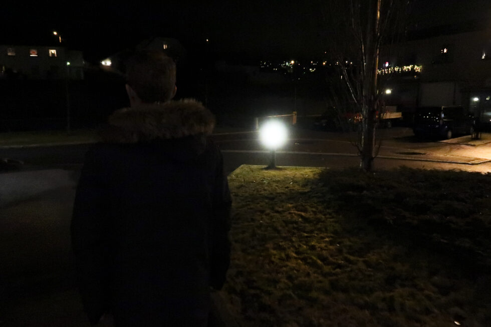 Sønnen til fornærmede fortalte i retten at tiltalte var en kontrollerende person.