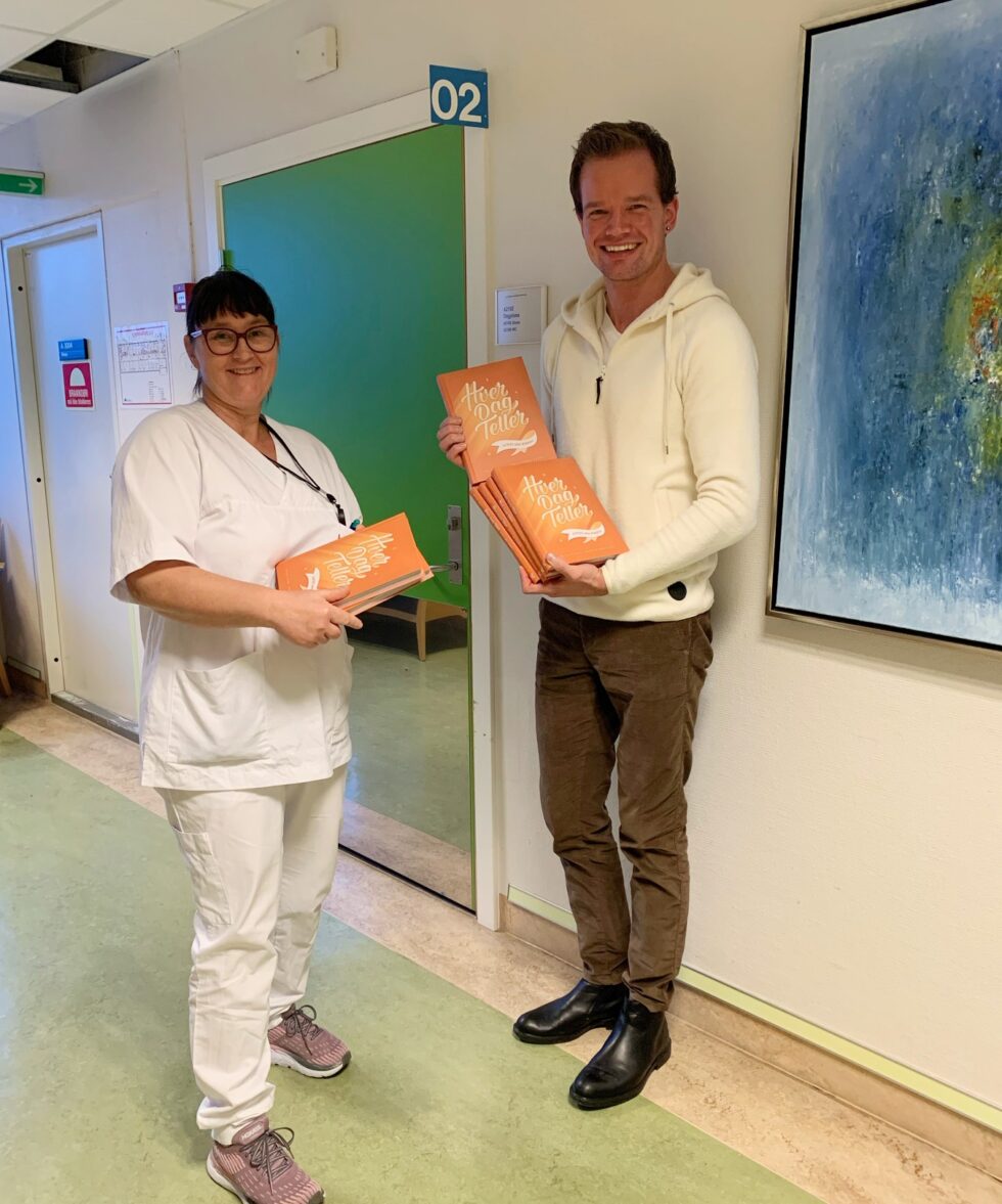 Teamleder Kari Hildegun Kagnes Negård og Tor-Arne Leithe på kreftenheten ved sykehuset. Tor-Arne delte ut boken «Hver dag teller» om livet etter kreft.