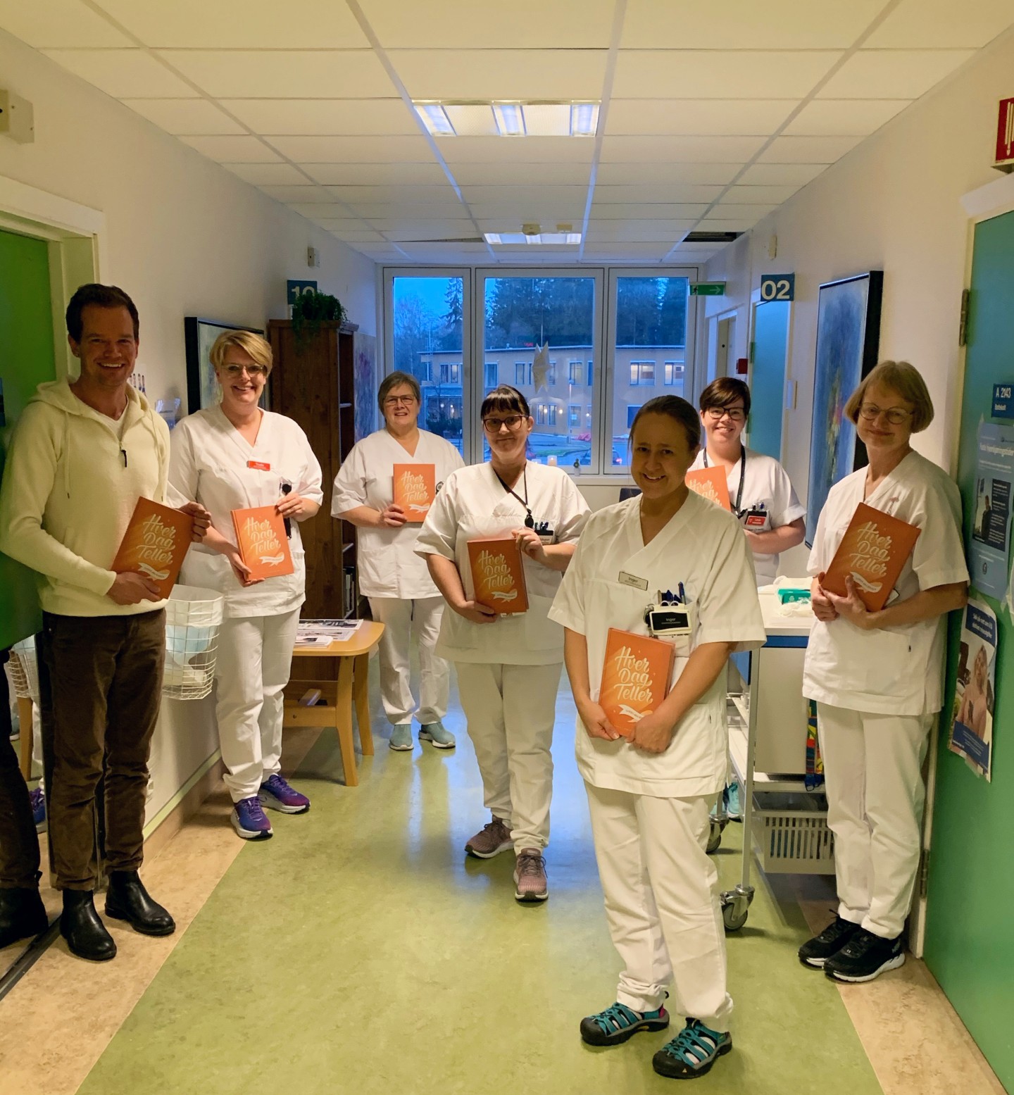 Thor Arne sammen med kreftsykepleiere ved Kongsvinger sykehus. Fra venstre: Trude Aasland, Ida Engebakken Venberget, Kari Hildegun Kagnes Negård, Inger Hansen, Linda Lysen og Bente Opsahl.