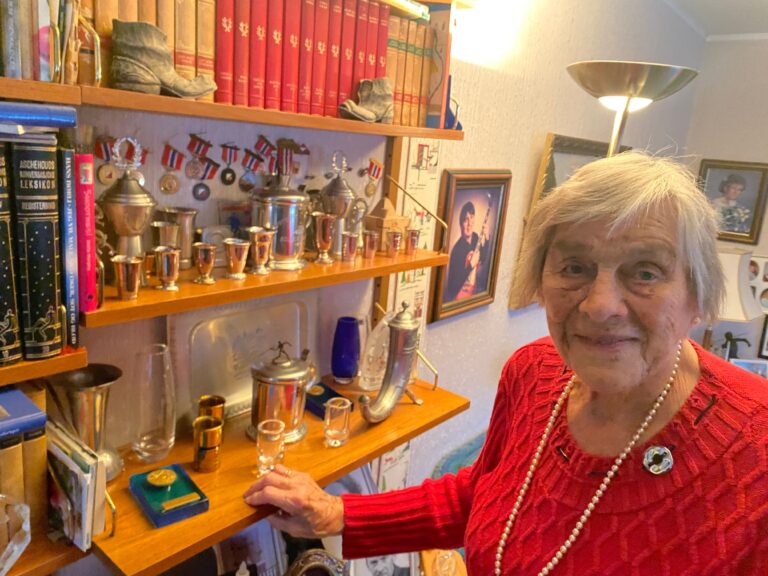 Solveig Larsson hylles som en institusjon i byens eldretrim.
