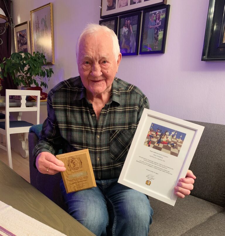 Klaus Smedtorp har spilt sjakk i 70 år og var med på å gjenstarte Kongsvinger Sjakklubb.