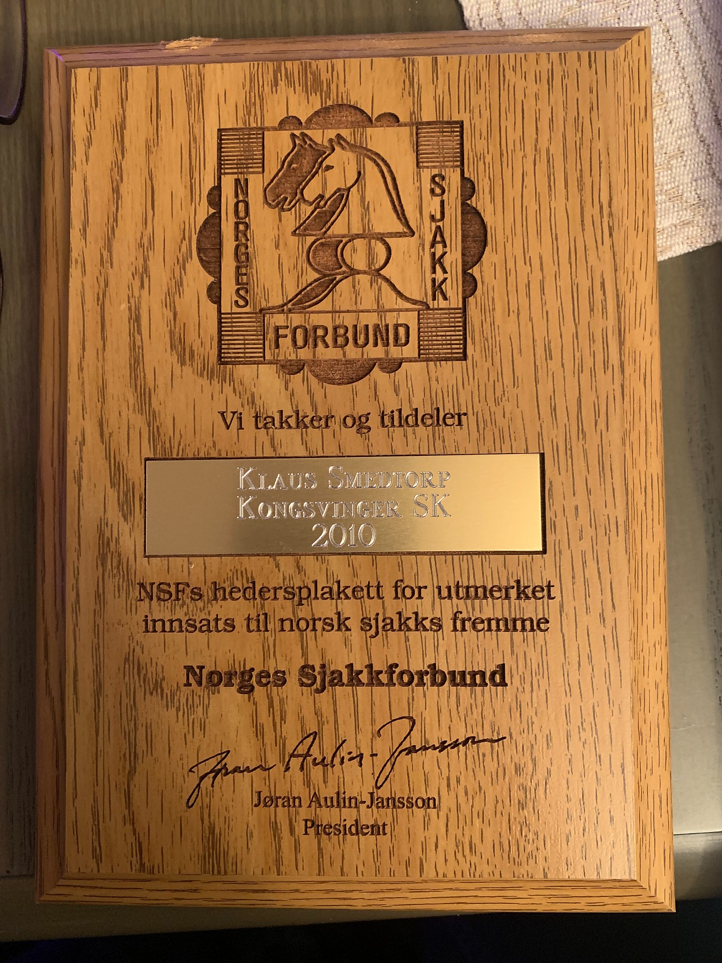 I 2010, da han var 80 år, fikk sjakkens grand old man i Kongsvinger Norges Sjakkforbunds hedersplakett. Han ble hedret med en ny gave på 90-årsdagen sin. Mon tro om forbundet har flere hederstegn å gi ut, eller har han fått alle?
