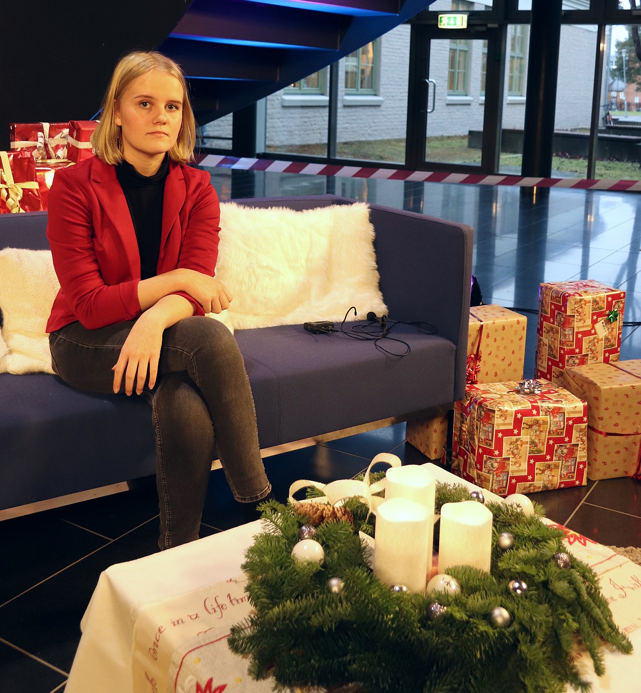 Pernille (16) går linjen Frisør, blomster, interiør og eksponeringsdesign, og er blant dem som har pyntet studio. Hun er utplassert i blomsterbutikk og har laget denne kransen til anledningen.