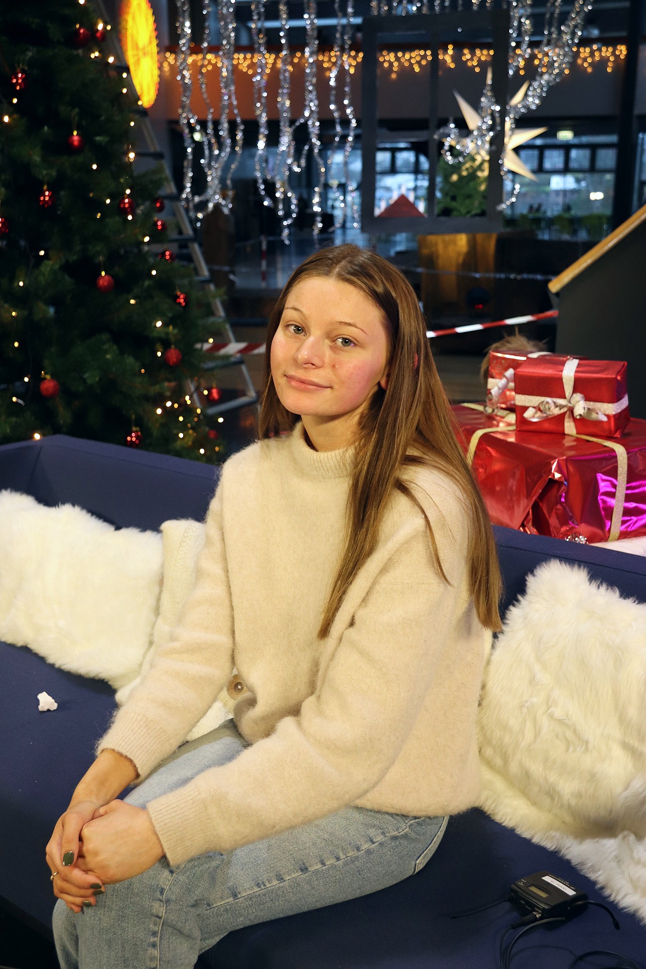 Emma (17) går Medier og kommunikasjon og er en av programlederne for årets juleshow.