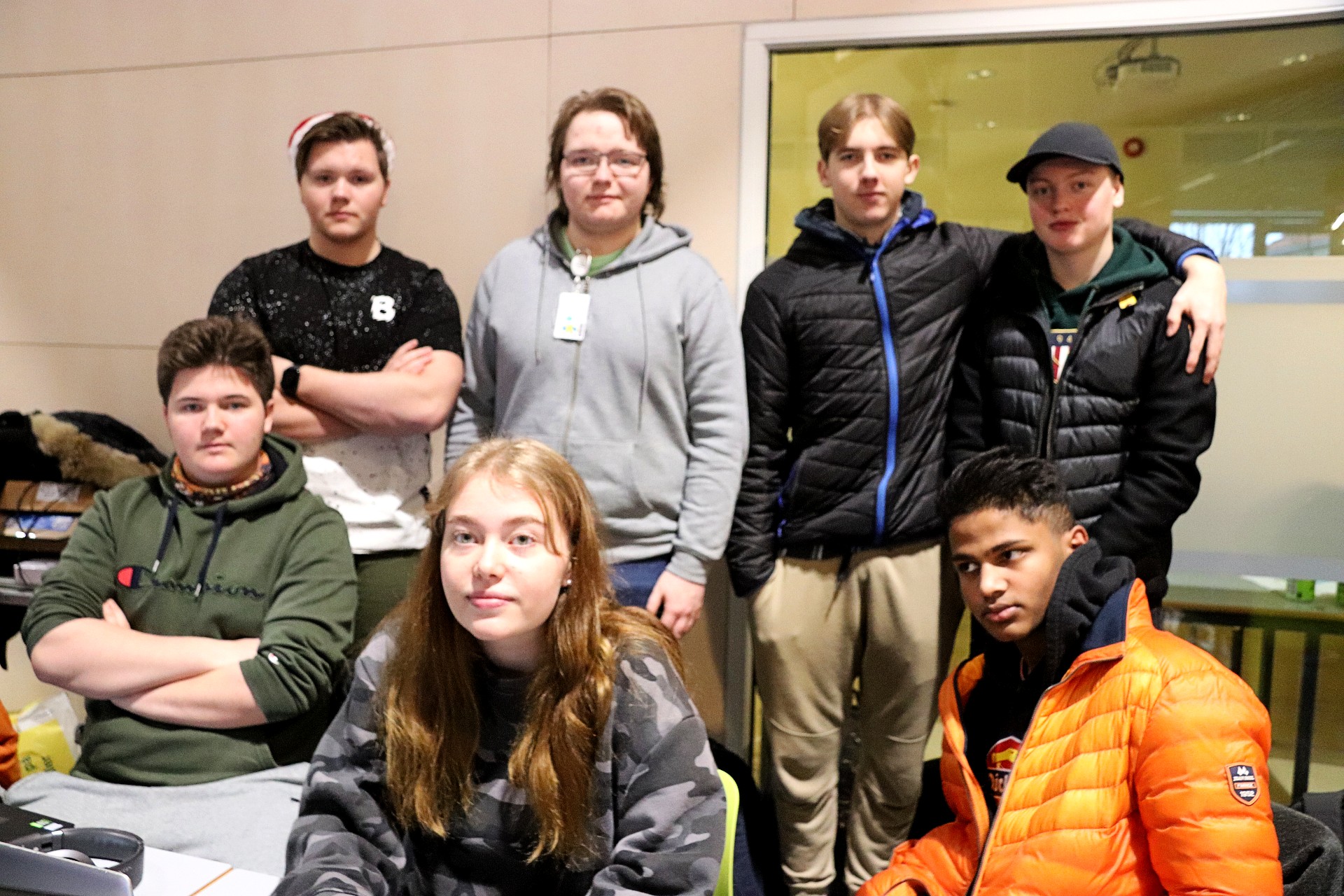 Thea Natalie Sørli (16) går Informasjonsteknologi og medieproduksjon og har regi på sendingen. Mikael Olsen Felin (18), Christopher-Amadeus Olsen (18) og Noah Gressberg Lund (18) går dataelektronikk, de holder i det tekniske og bidrar med nettverkshjelp. På bildet er også IM-elevene Johannes, Theodor og Rafael.