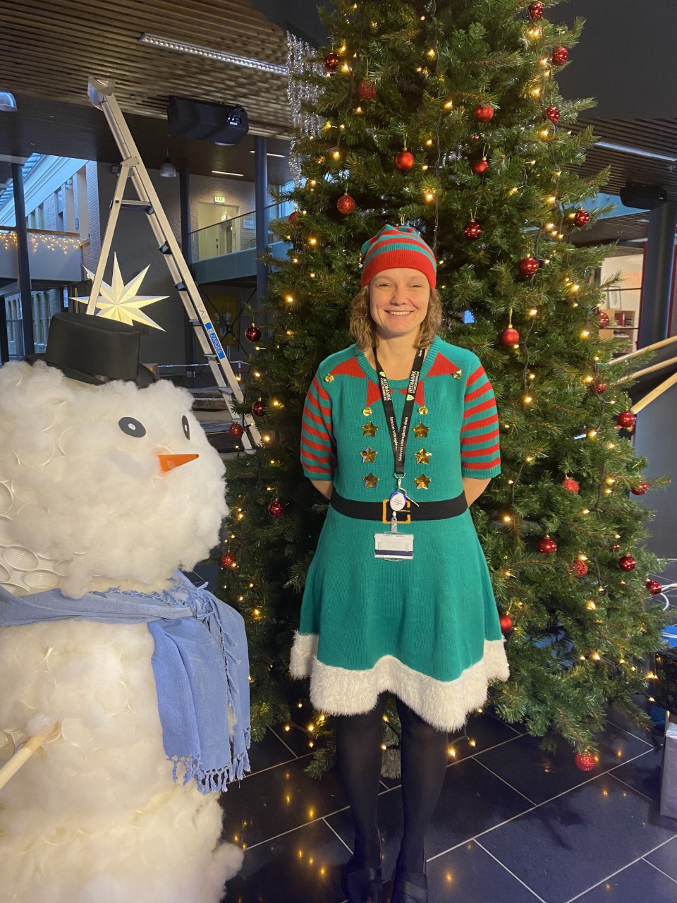 Skolemiljøarbeider Ida Utgård Holm håper at det å sende juleforestillingen live blir en ny tradisjon på skolen.