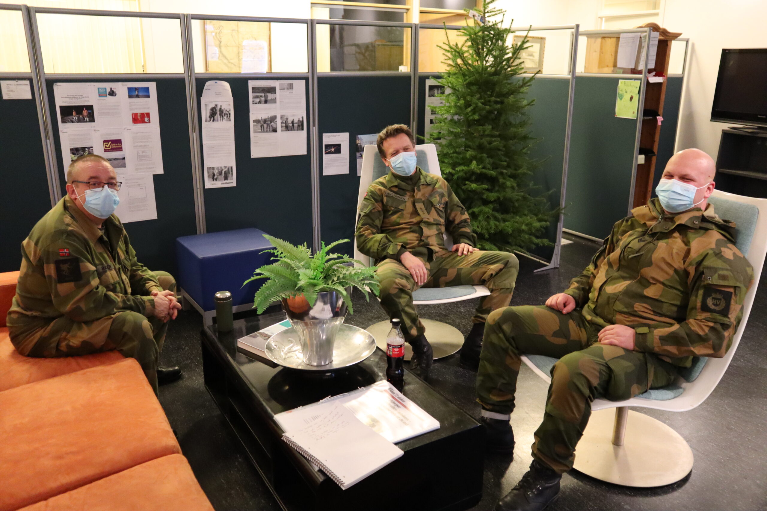 f.v Johnny Randen, Inge Langrekken og Rikard Johansen iført munnbind inne på Vinger HV-område sin kommandosentral