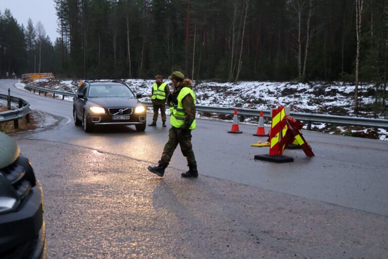 Dette møter deg på grensene inn i Norge i disse dager. F.v. Tobias Jerud, Tor Arne Hellerud og Santina Kvesetberg
