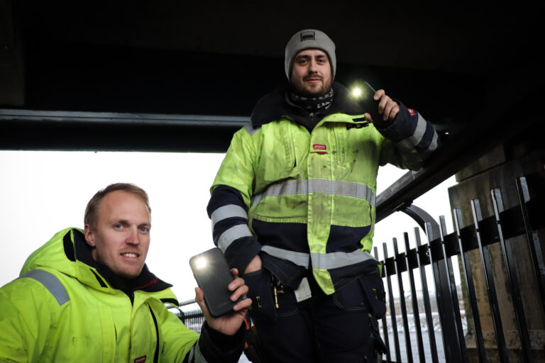Vegard Lagmandsveen monterer led-lyslist på plass i rekkverket på trebrua under gamlebrua. Der har det manglet lys en god stund, men nå er det på plass igjen. Laje får lyssatt byen på nytt.