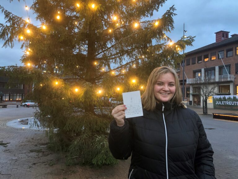 Amalie Kristoffersen er ung og ganske ny i byen. I år ville hun glede tilfeldige folk med anonyme julekort.