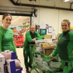 Butikkansatte har hatt en ekstra viktig jobb i 2020. Her med Nora Pedersen Elle (t.v.), butikksjef Vidar Godnes Iversen og assisterende butikksjef Tina Skogrand i Kiwi Kongsvinger.