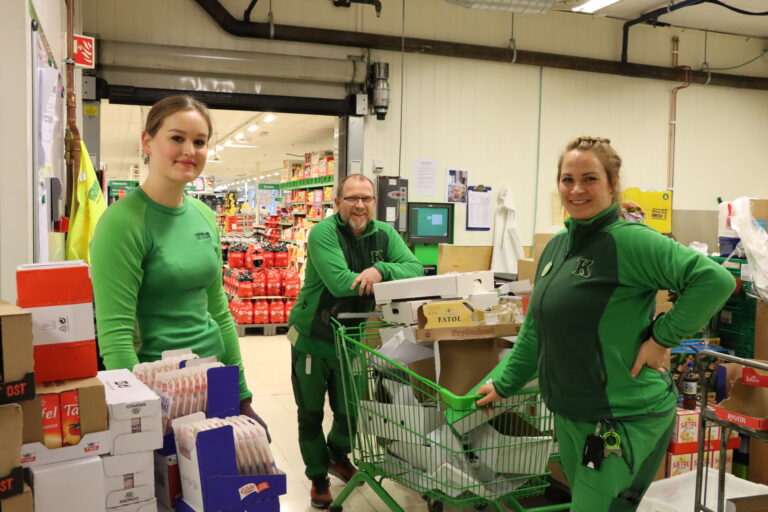 Butikkansatte har hatt en ekstra viktig jobb i 2020. Her med Nora Pedersen Elle (t.v.), butikksjef Vidar Godnes Iversen og assisterende butikksjef Tina Skogrand i Kiwi Kongsvinger.