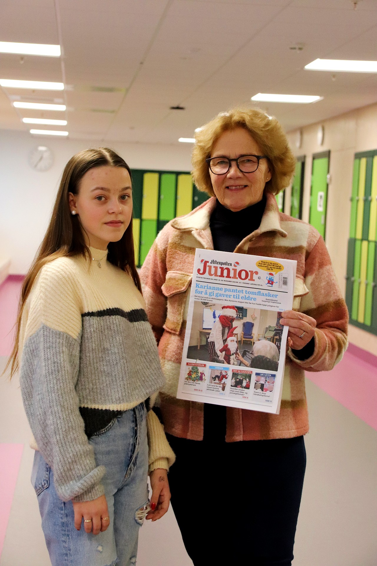 Karianne på forsiden av Aftenposten Junior. Her fotografert med Inger Ødegård, som er stolt lærer.