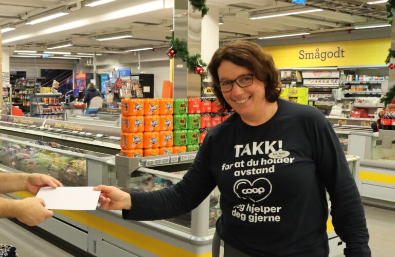Butikksjef Ann Kristin Vangen på Coop Prix Epa delte ut gavekort til en person i Kongsvinger som trenger en hjelpende hånd i julen.