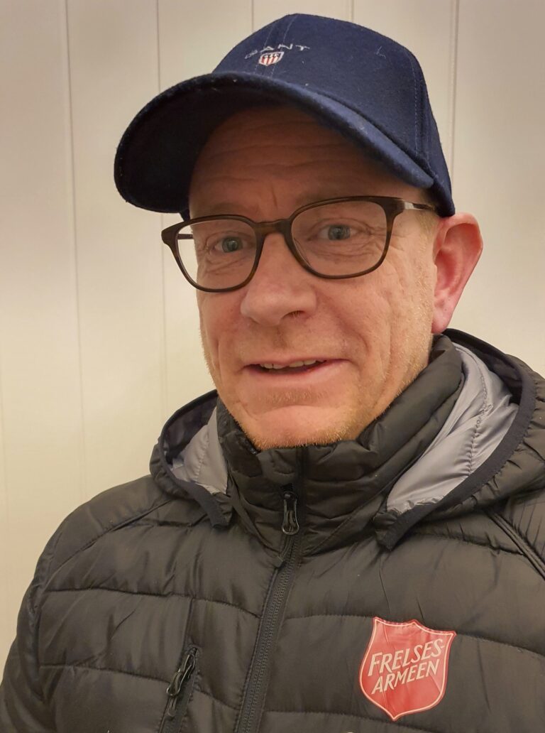 Tony Bekkengen, daglig leder i Frelsesarmeens rusomsorg, kan smile over 30.000 kroner i hjelpemidler.