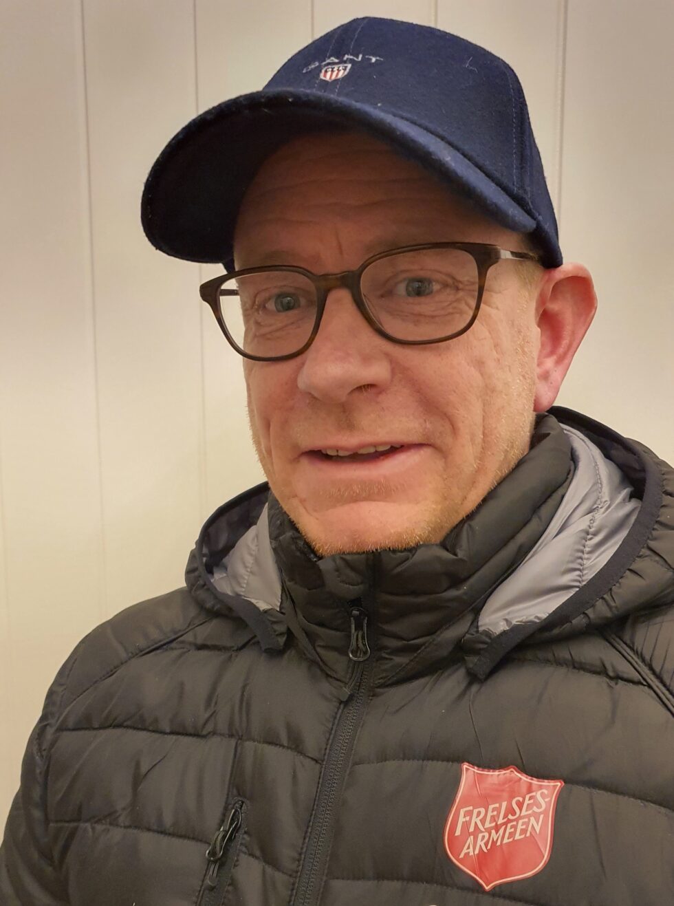Tony Bekkengen, daglig leder i Frelsesarmeens rusomsorg, kan smile over 30.000 kroner i hjelpemidler.