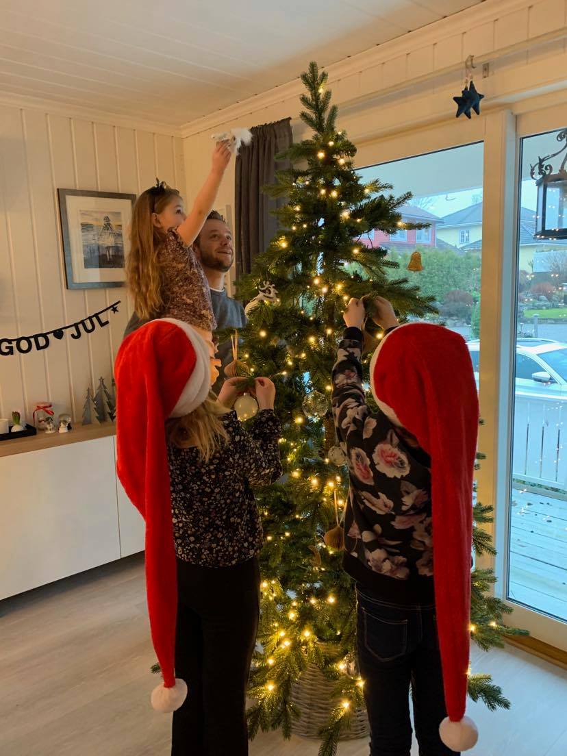Lilly på pappas arm har sammen med søstrene Mathilde (midten) og Frida pyntet juletreet hjemme i Drøbak før turen gikk til Kongsvinger og julefeiring.