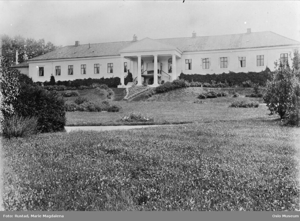 Hovedbygningen på Skinnarbøl med den storslåtte hagen fotografert i 1885 av Marie Magdalena Rustad. Bildet inngår i byhistorisk samling hos Oslo Museum.