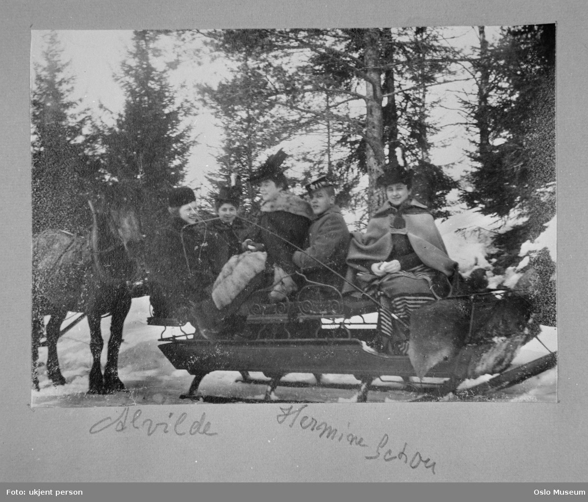 Dette bildet av en slede ved Skinnarbøl er tatt påsken 1900.