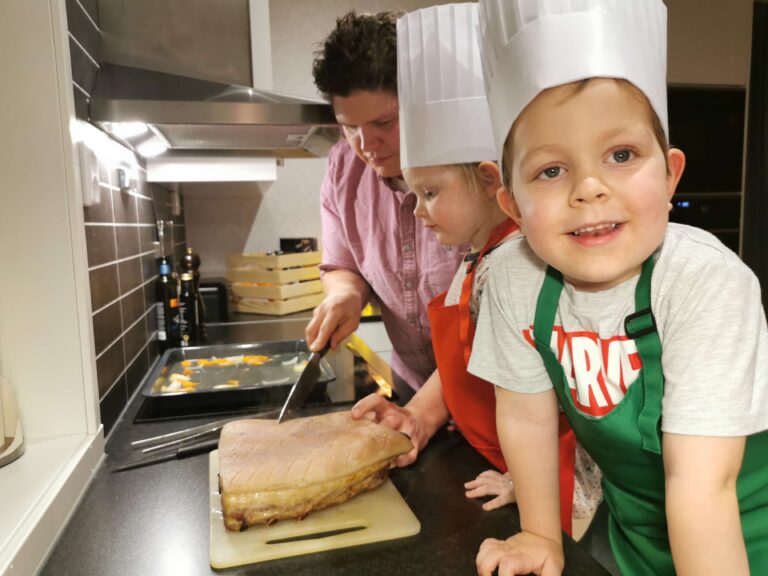 Tommy tilbereder julematen hjemme på kjøkkenet på Brandval sammen med barna, tvillingene Minda og Ludvik på 3,5 år.