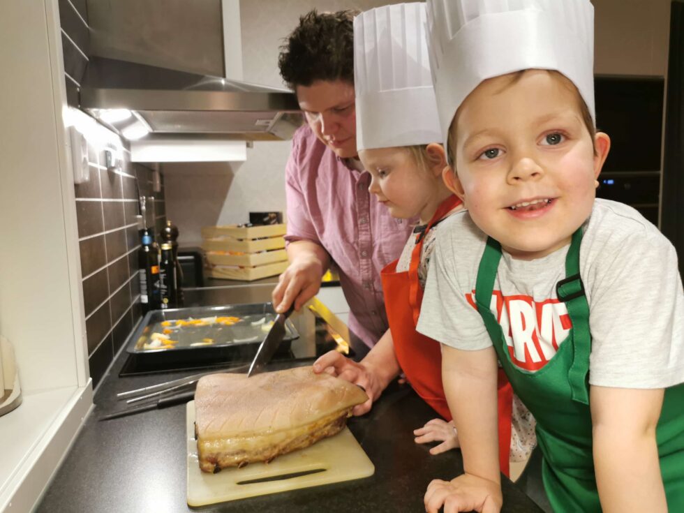 Tommy tilbereder julematen hjemme på kjøkkenet på Brandval sammen med barna, tvillingene Minda og Ludvik på 3,5 år.