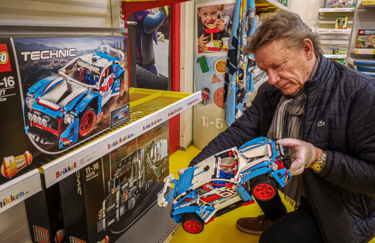 Erik Øverby har funnet seg godt til rette blant de mer kompliserte Lego-byggesettene i Brikkebutikken på Rasta.