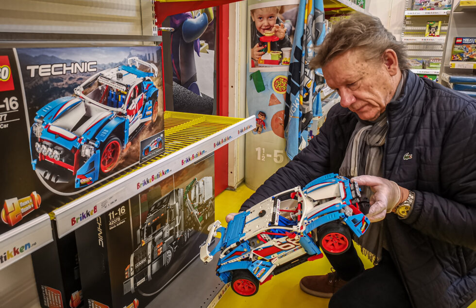 Erik Øverby har funnet seg godt til rette blant de mer kompliserte Lego-byggesettene i Brikkebutikken på Rasta.