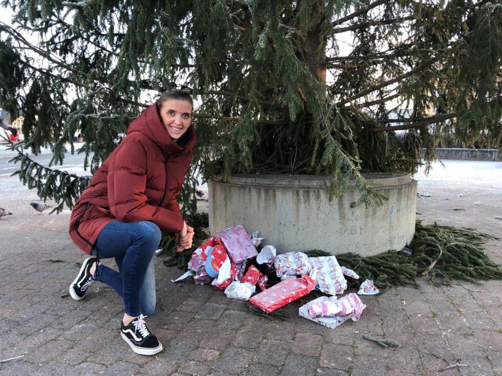 Gavene ble revet bort under treet, til Bianca Eckbos store fornøyelse. Dette vil hun skal bli en juletradisjon.
