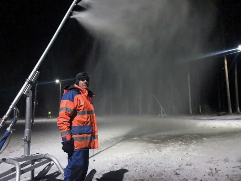 Otto Kristiansen leder for skigruppa i Granli IL produserte snø på stadioen på Liermoen i går. Men i løpet av kvelden måtte de gi opp på grunn av problemer med det nye kjøletårnet.