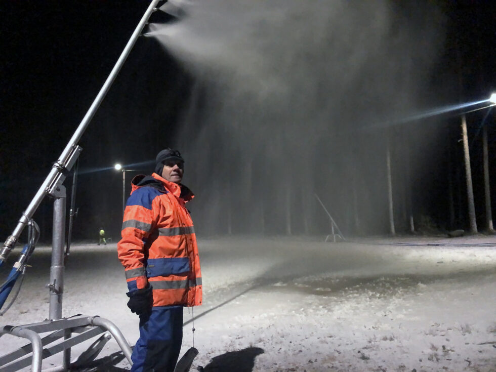 Otto Kristiansen leder for skigruppa i Granli IL produserte snø på stadioen på Liermoen i går. Men i løpet av kvelden måtte de gi opp på grunn av problemer med det nye kjøletårnet.