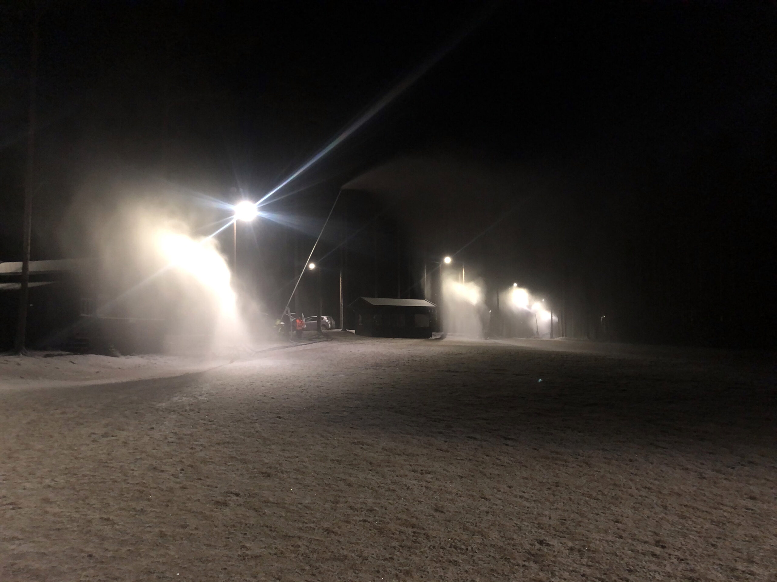 Det ble produsert noe snø på Liermoen 1. juledag, men dessverre ikke nok til at det er skiføre. Men på nyåret er det godt håp om det.