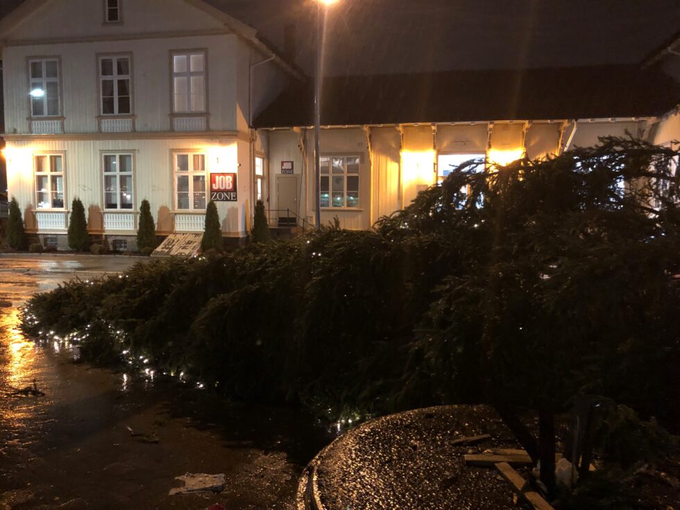 Juletreet på stasjonen i Kongsvinger veltet tredje juledag.