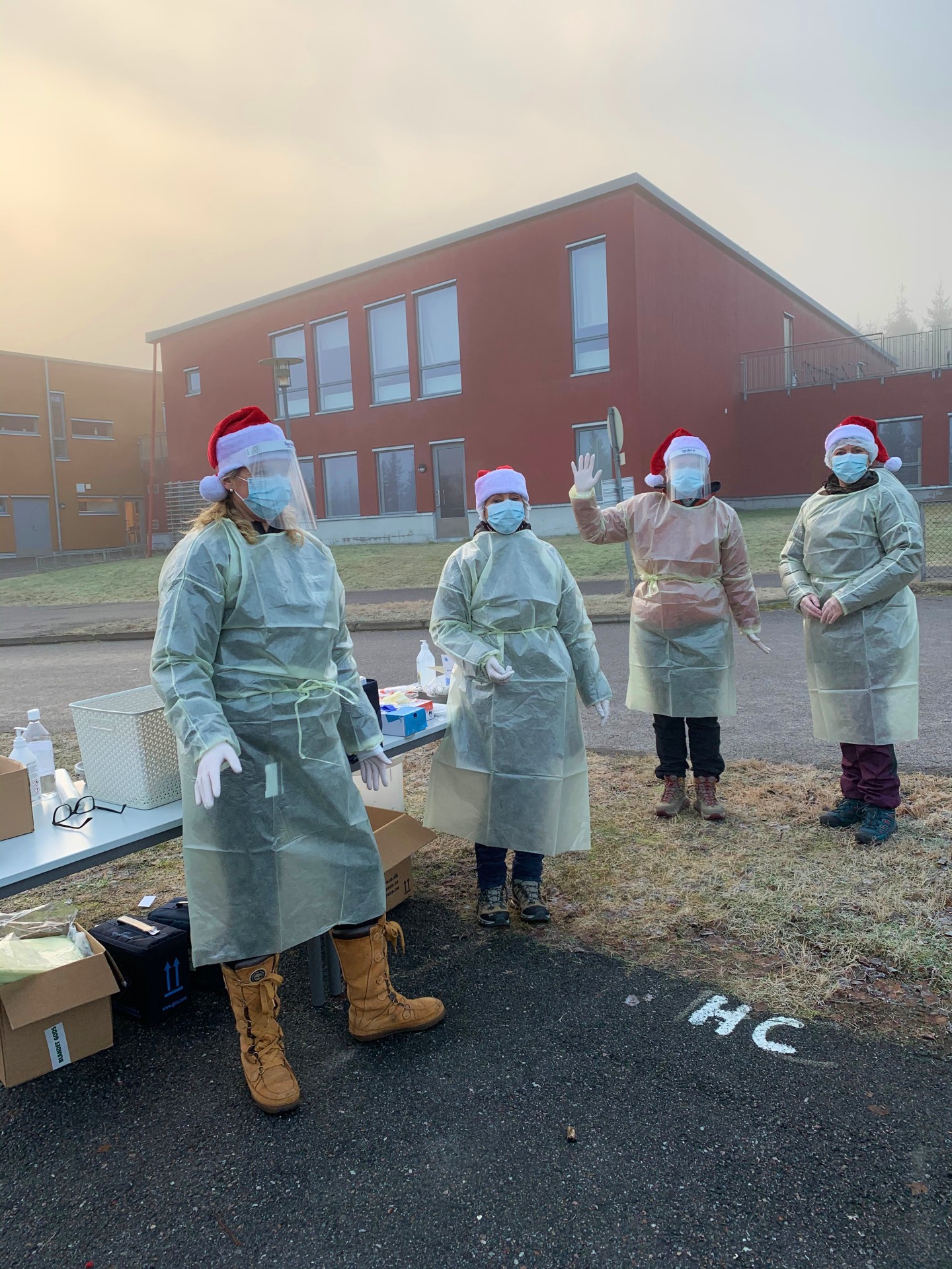 Linda Langfoss Utgård og kollegaene under koronatesting utenfor Marikollen skole tidligere i desemeber.