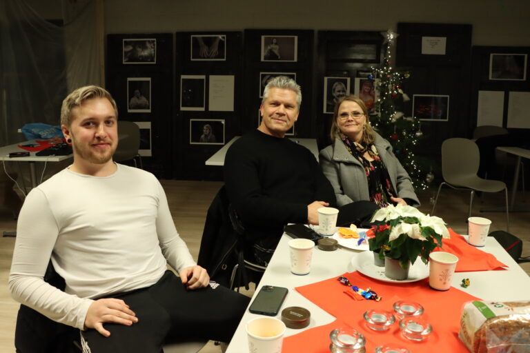 Andreas Treiborg (t.v.), Kristian Skyrudsmoen og Aina Fuglestad var tre av dem som kom var på plass tirsdag. Denne julen har Stedet fått en real oppsving i arrangementer.