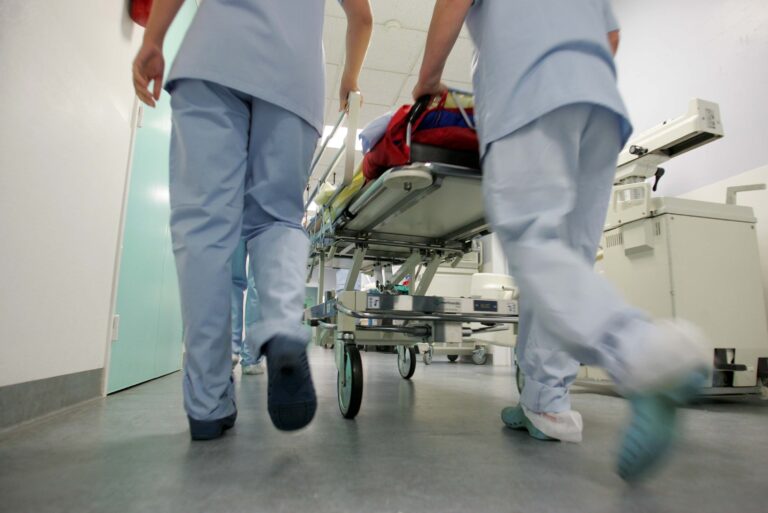 Smittevernloven gir ikke kommunen hjemmel til å gi generelle forskrifter som unntar personell fra karantene i arbeidstiden, slik Kongsvinger innførte på nyåret.