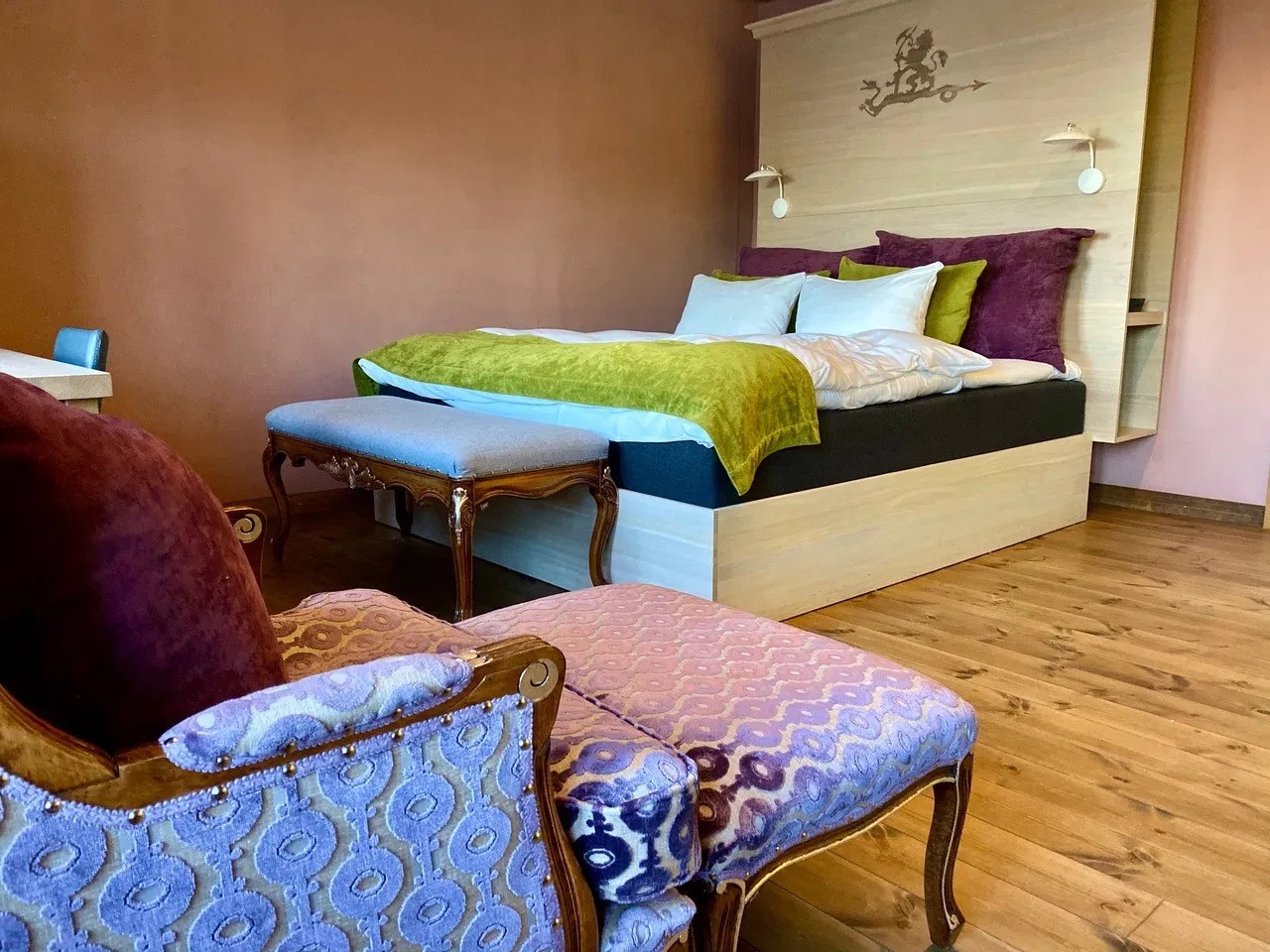 Lekre møbler på hotellrommet