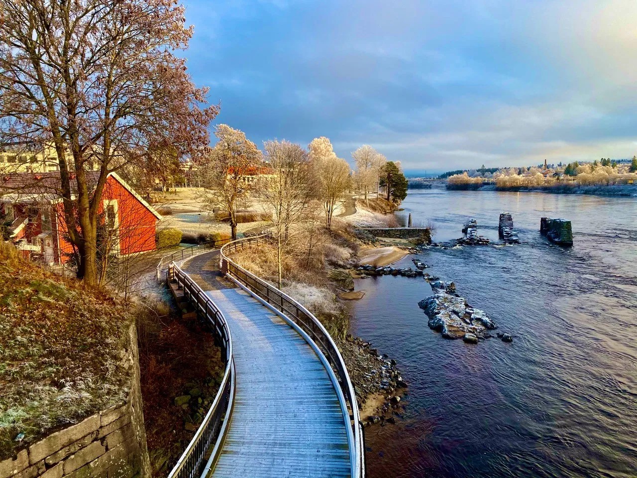 Flott promenade og rester av møllesteinene