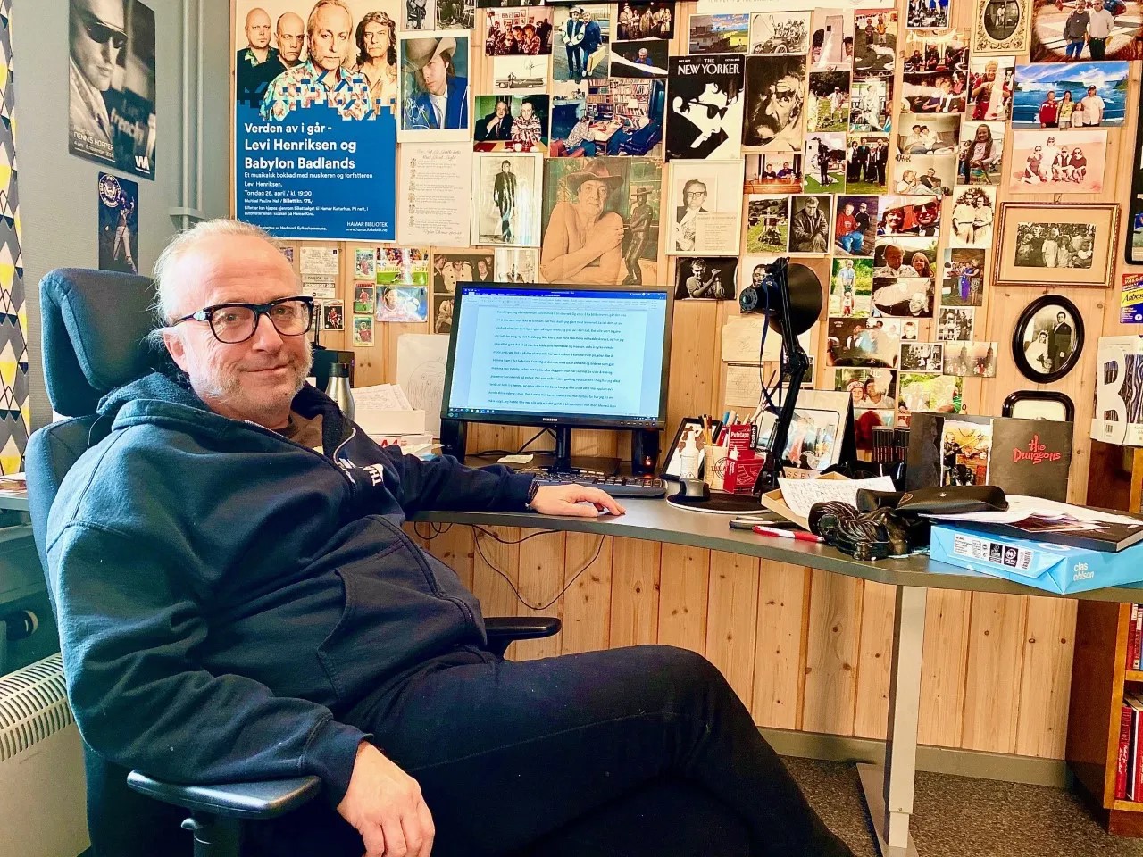 Levi Henriksen på jobb i skrivestua si
