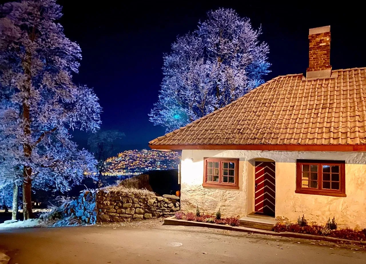 Idyll på festningen og byen langt der nede