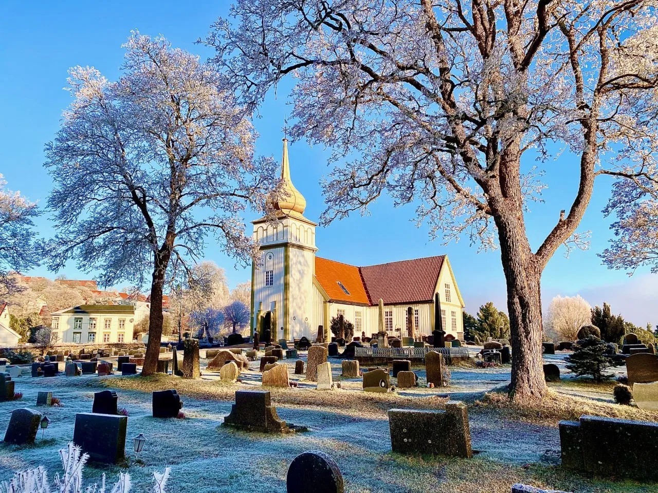 Vinger kirke med løkkuppeltårnet