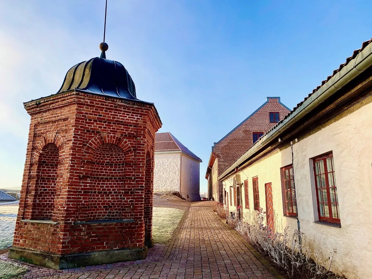 Brønnhuset til venstre – Slaveriet til høyre