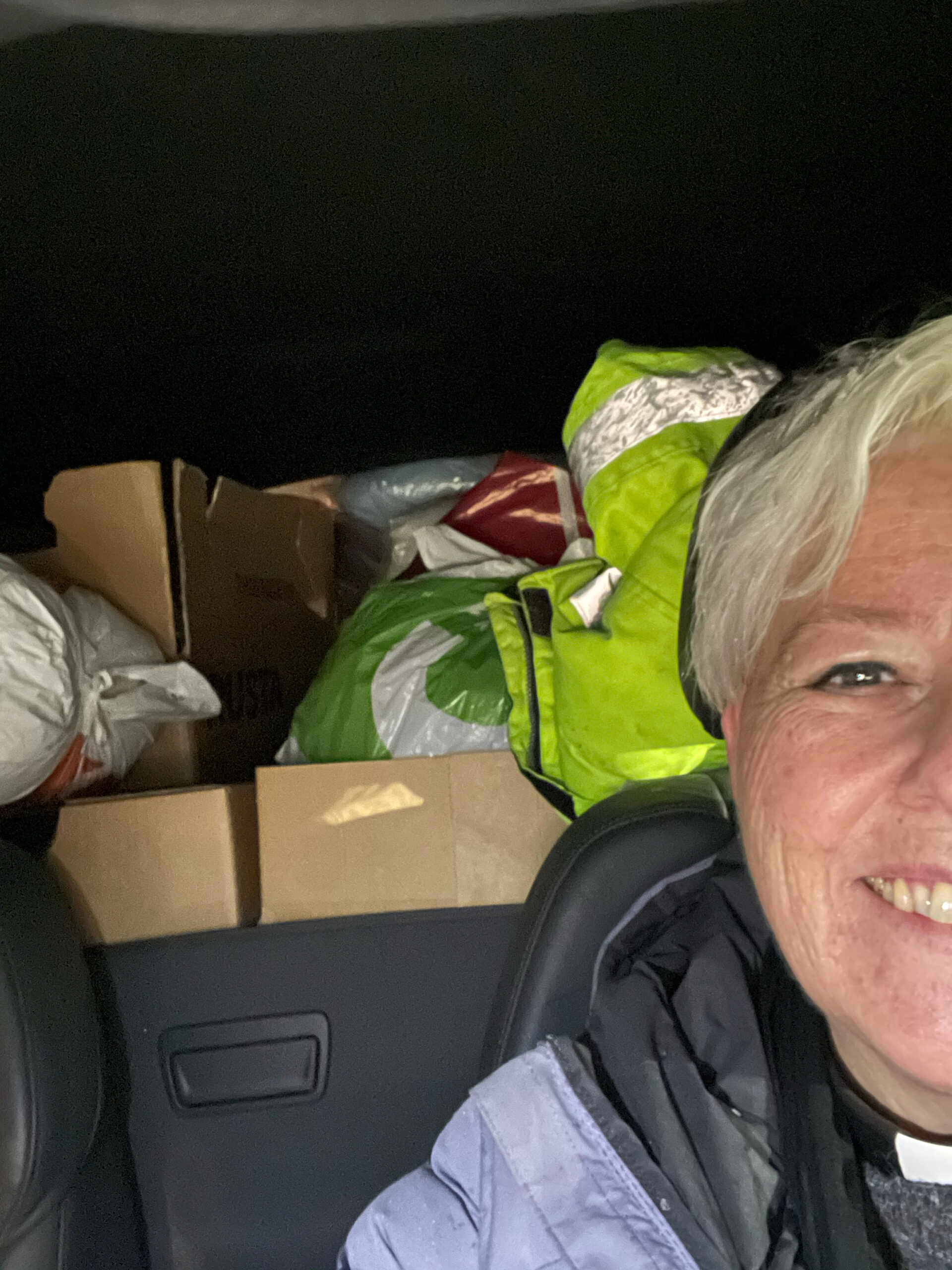 Bilen til fungerende sogneprest ved Austmarka kirke, Elisabeth Eriksen ble helt full av klær og utstyr til skredofrene i Gjerdrum.