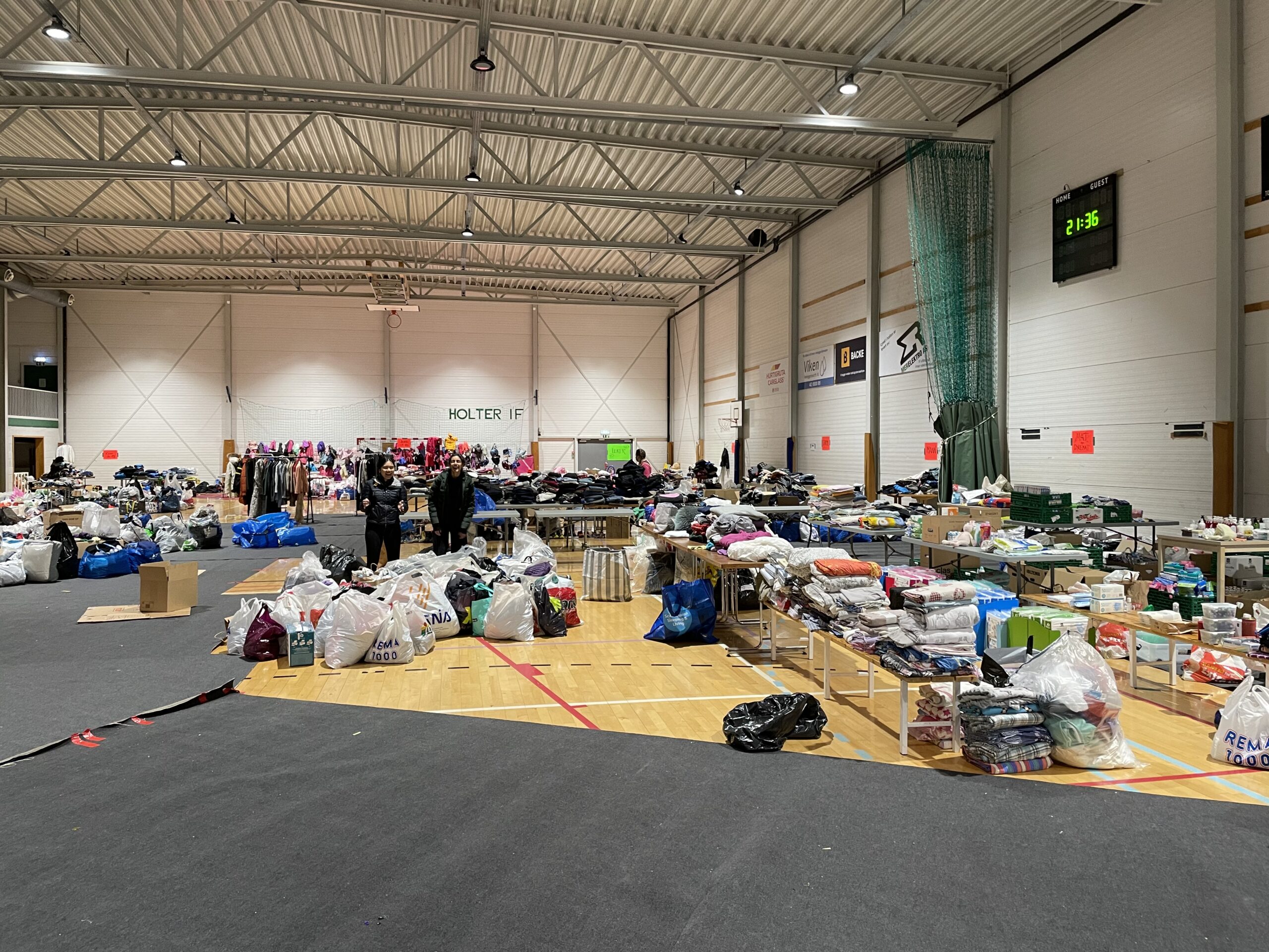 Alt av klær og utstyr til de skredrammede i Gjerdrum samles sammen på Holterhallen i Nannestad