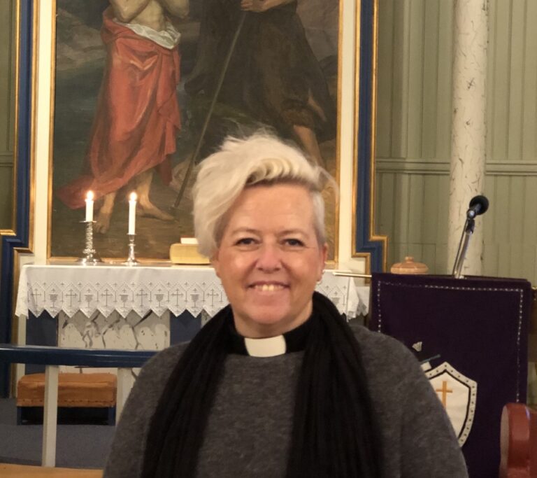 På valentinsdagen er det bare å ta turen innom Austmarka kirke og gifte seg. Kirken ordner med alle de praktiske tingene, det eneste brudeparet trenger å tenke på er prøvingsattest.