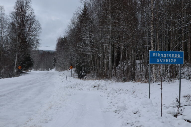 Selv om det ikke er fysiske sperringer ved grenseoverganger, som her ved Mitandersfors, er det juridisk ulovlig å passere grensen fra Sverige til Norge på de fleste grenseoverganger i Innlandet. Det er ikke ulovlig å reise ut av Norge.