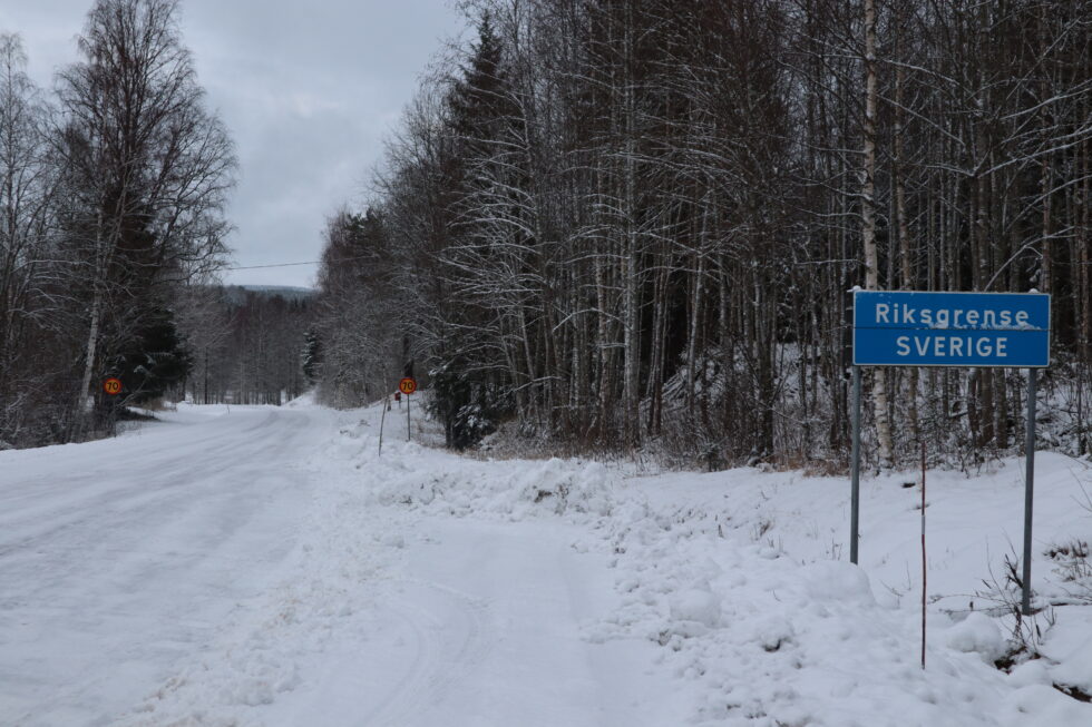Selv om det ikke er fysiske sperringer ved grenseoverganger, som her ved Mitandersfors, er det juridisk ulovlig å passere grensen fra Sverige til Norge på de fleste grenseoverganger i Innlandet. Det er ikke ulovlig å reise ut av Norge.