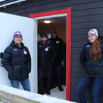 Den nye speakerbua har også toaletter og garderobe i underetasjen. På bildet fra Kongsvinger skøyteklubb er Tom Ljungquist (t.v.), Ole Hermann Sørli, Sverre Bakke og Camilla Skjerpen.